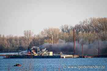 ‘In brand gestoken’ schip bij Giesbeek zorgt voor veel rook