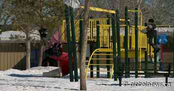 Coronavirus: Saskatoon closes playgrounds to prevent contact with equipment surfaces - Global News