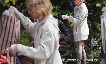 Coronavirus: Naomi Watts wears latex gloves as she buys groceries in LA
