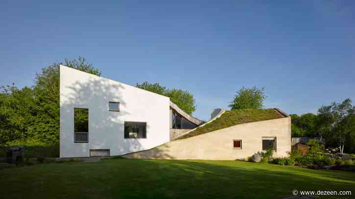 Featherstone Young divides rural Stonecrop house into two distinct wings