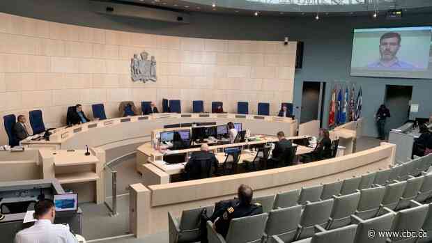 Edmonton hair, nail and tattoo shops need to close, city manager says - CBC.ca