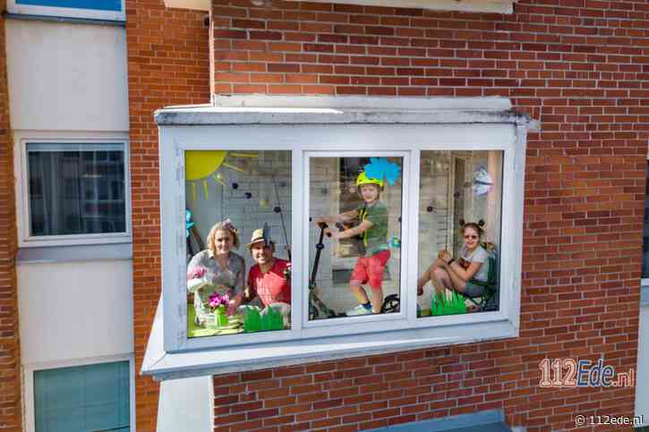 Fotograaf gebruikt drone voor grappige foto's van mensen in thuisisolatie