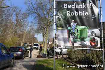 Bijzonder afscheid van stratenmaker Henk (Robbie) Robben in Cuijk: iedereen in de auto