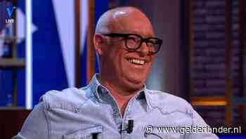 René van der Gijp mist zijn visagiste en schiet uit met zelfbruiner