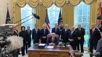 CNN correspondent: Here's 2 problematic things this Oval Office photo shows