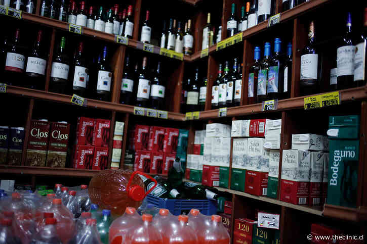“El alcohol no es un producto de primera necesidad”: Alcaldes de comunas en cuarentena deciden cerrar botillerias