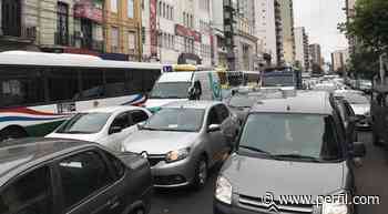 Miles de personas intentan regresar a la Ciudad de Buenos Aires tras el feriado - Perfil.com