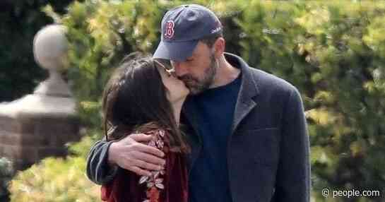 Ben Affleck and Ana de Armas Pack on the PDA in L.A. While Walking Her Dog