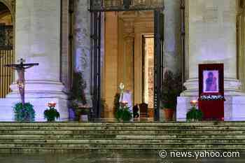 Stunning photos show Pope Francis praying to an empty St. Peter's Square amid the coronavirus