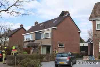 Dakkapel van woning in Lunteren waait los door harde wind