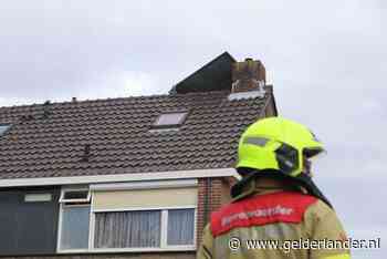 Dak waait los door harde wind in Lunteren
