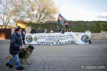 Iglesias y Montero sufren el escrache de una asociación policial en la puerta de su vivienda - EL PAÍS