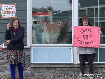 Former Altoona students celebrate former teacher's 98th birthday - WQOW TV News 18