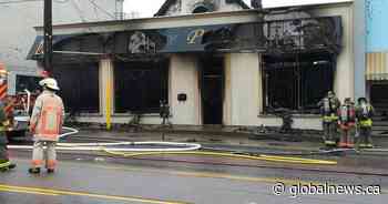 Toronto firefighters battle blaze at west-end rug store - Global News