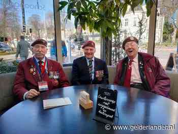Britse Airborneveteraan Larry Martin (1923-2020) stond onlangs nog bij het graf van gesneuvelde kameraad