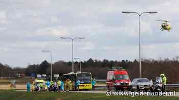 Kapotte IC-bus met coronapatiënten wordt na korte check in Radboudumc weggesleept naar Groningen
