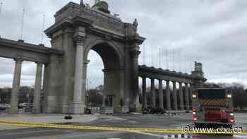 1 dead after car crashes into Princes' Gates in Toronto