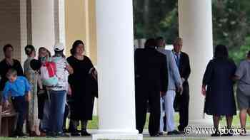 Some U.S. religious leaders flout COVID-19 restrictions