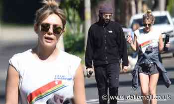 Elizabeth Olsen Enjoys Stroll With Fiance Robbie Arnett In La Celebrity News Newslocker