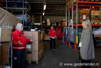 Koningin Máxima blijft op veilige afstand tijdens bezoek Rode Kruis