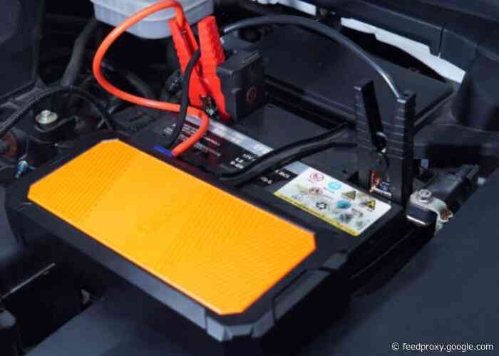 SuperCap 2 vehicle jump starter requires no battery
