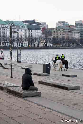 Corona: Polizei kontrolliert Kontaktbeschränkungen in Hamburg - NDR.de