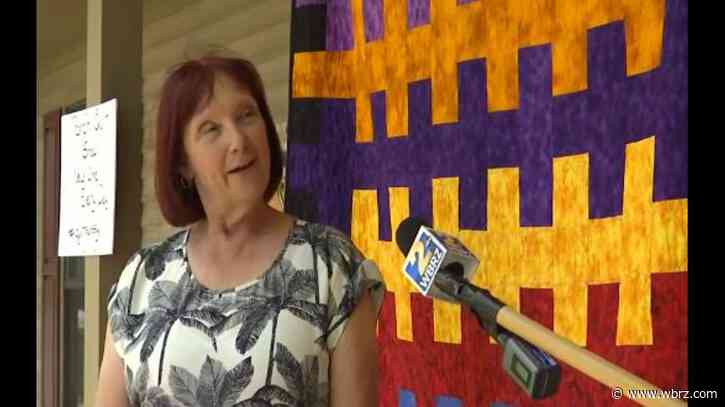 Woman puts on quilt show from her doorstep to brighten up neighborhood during quarantine