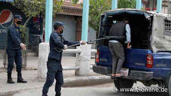 Nepals Polizei fängt Regelbrecher mit Klammern - t-online.de