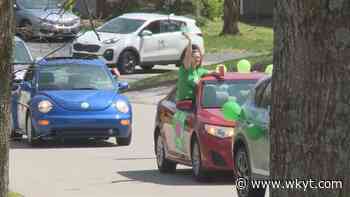 Central Kentucky elementary schools hold teacher parades for students - WKYT