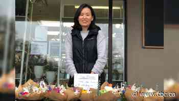 Mississauga florist puts out free flowers to help beat the COVID-19 blues