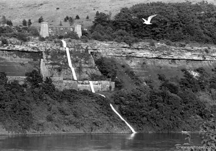 15 Essential Works of Land Art, from Great Salt Lakes to Dusty Fields of Lightning