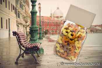 Pakken pasta op Italiaanse stadsbankjes: ‘Pak maar als u het nodig heeft’