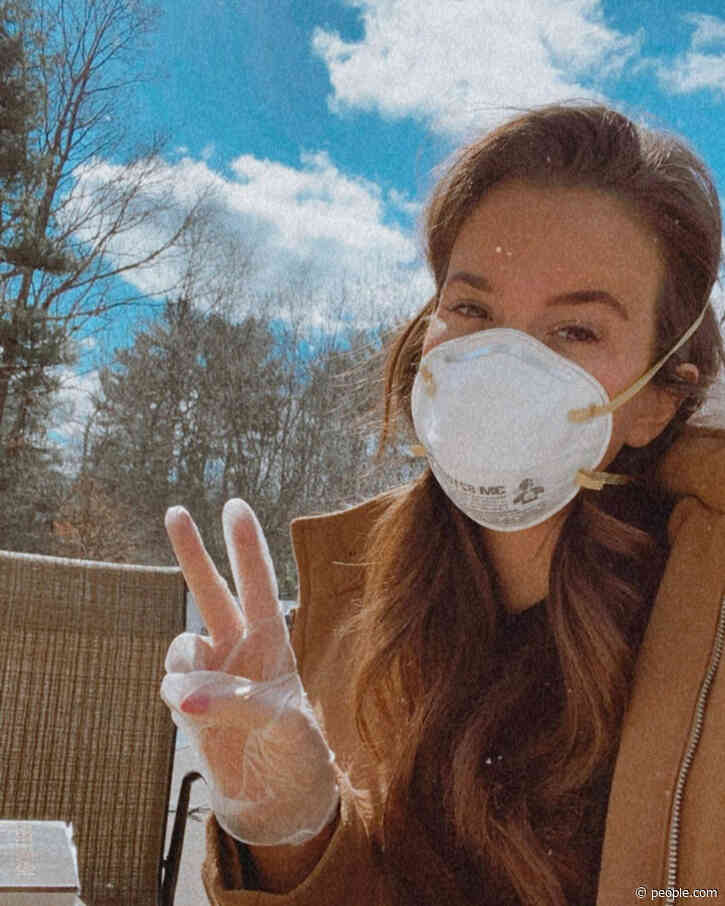 The Bachelor's Caroline Lunny Says She Has Coronavirus After Being Criticized for Wearing Mask