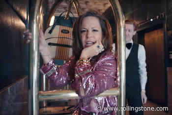 Bebel Gilberto Dances Around Her Hotel Room in ‘Deixa’ Video
