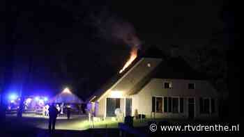 Rieten kap van boerderij in Wapserveen in brand - RTV Drenthe