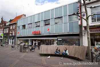 Zo’n vijftien tompoezen afstand houden bij zieltogende Hema in Doetinchem: ‘Heel zuur’