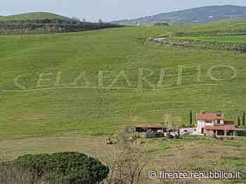 Toscana coronavirus, Volterra, il messaggio scritto sull'erba: "Ce la faremo" - La Repubblica Firenze.it