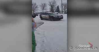 Edmonton police, fire crews salute front-line health-care workers amid COVID-19 pandemic - Global News