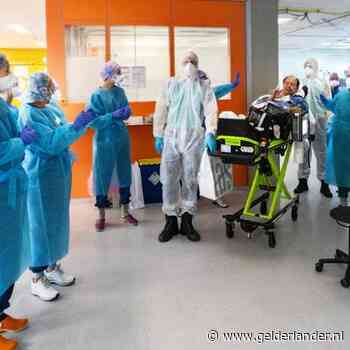 Artsen zwaaien Jan uit die corona op ic overleefde: 'We zijn hen zo dankbaar’