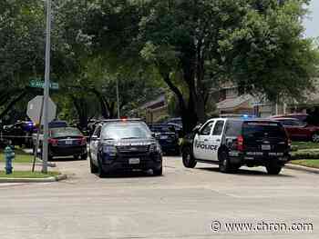 Officer shoots suspect in southwest Houston, police say