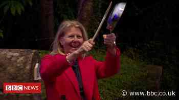 Clap for Carers: UK applauds NHS staff and key workers