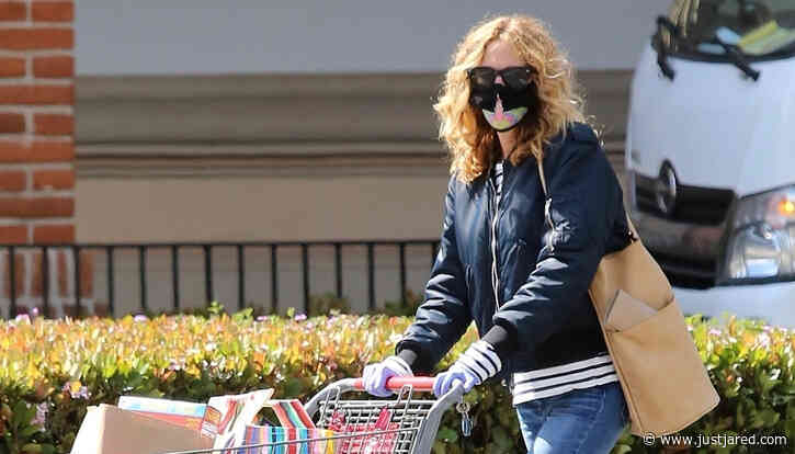 Julia Roberts Wears a Mask & Gloves While Shopping at CVS