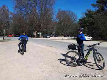 Politie Arnhem-Zuid deelt boetes uit, stopt feestje en waarschuwt kapper