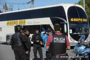 Frenaron otro colectivo en Buenos Aires con extranjeros que viajaban desde Mendoza - La Voz del Interior