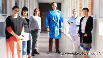 Des surblouses pour l'hôpital d'Arras avec la mercerie Karine et Charlotte - La Voix du Nord