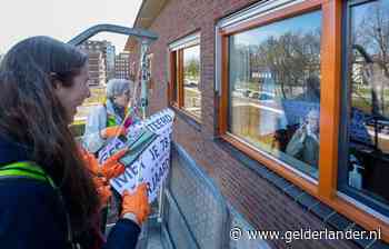 Met de hoogwerker op bezoek bij mama: ‘Ze straalde helemaal, het was gaaf!’