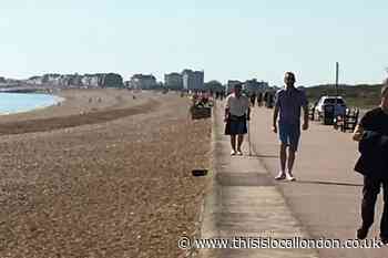 Coronavirus: Bromley family ignore lockdown on beach