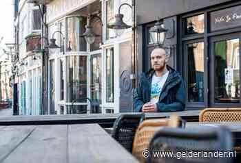 Rick woont tegenover de drukste cafés van de stad: ‘Ik mis het geluid echt’