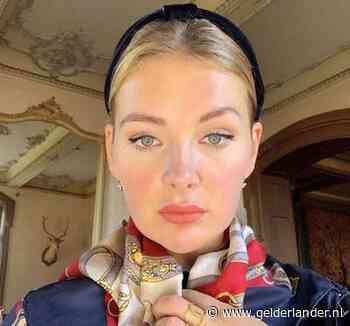 Maxime verbluft met zomers kiekje en Monique krijgt kusjes