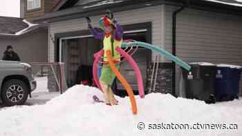 'Offer some silliness': How one Sask. man is entertaining children at a distance
